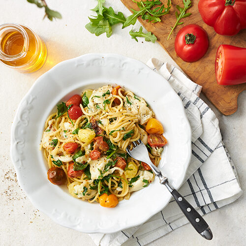 Spagetti med vitlök, tomat och mozzarella